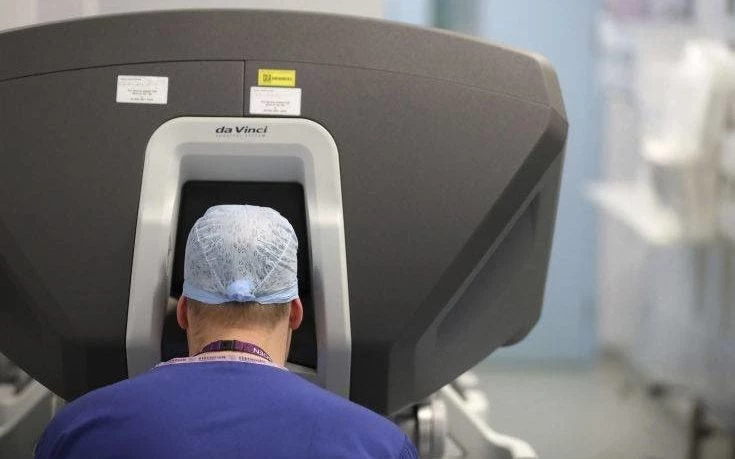 Versius: Βρετανική εταιρεία παρουσίασε τον ανταγωνιστή του ρομποτικού συστήματος da Vinci